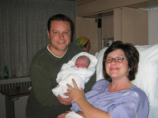 Peter, Suzanne & Caleb October 16th/05 - not an hour old