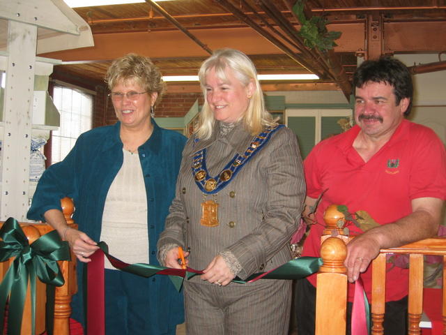 Sandi & Neil with Mayor cutting the ribbon